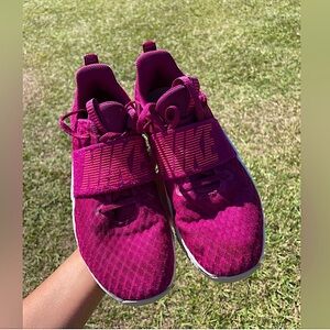 Nike burgundy sneakers in great pre-owned condition.